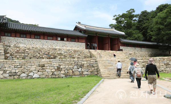 [사진=박준성 기자] 행궁이란 임금이 서울의 궁궐을 떠나 도성 밖으로 행차하면 임시로 거처하는 곳을 말한다. 남한산성 행궁은 전쟁이나 내란 등 유사시에 피난처로 사용하기 위해 종묘사직을 갖춘 전국 유일의 행궁으로 건립됐다. 남한산성 행궁이 지어지고 10년 후인 인조 14(1636)년에 병자호란이 발생하자 인조는 남한산성으로 피난해 47일간 항전했다. ⓒ천지일보 2024.07.29.