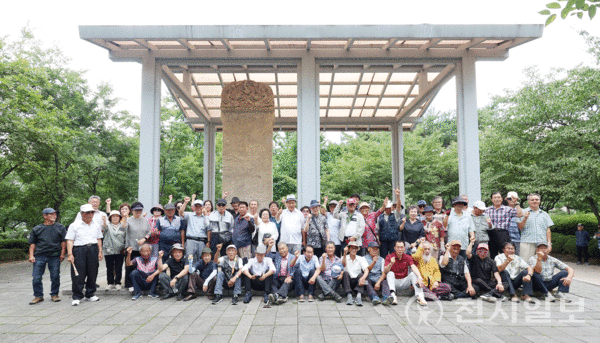 [사진=박준성 기자] 인조 17(1639)년에 세운 삼전도비의 원래 이름은 ‘대청황제공덕비’로 치욕의 역사가 기록돼 있다. 인조는 남한산성으로 피신해 항거했지만 결국 당시 한강나루터였던 삼전도로 나와 청 태종의 신하가 되는 의례를 거행했다. ⓒ천지일보 2024.07.29.