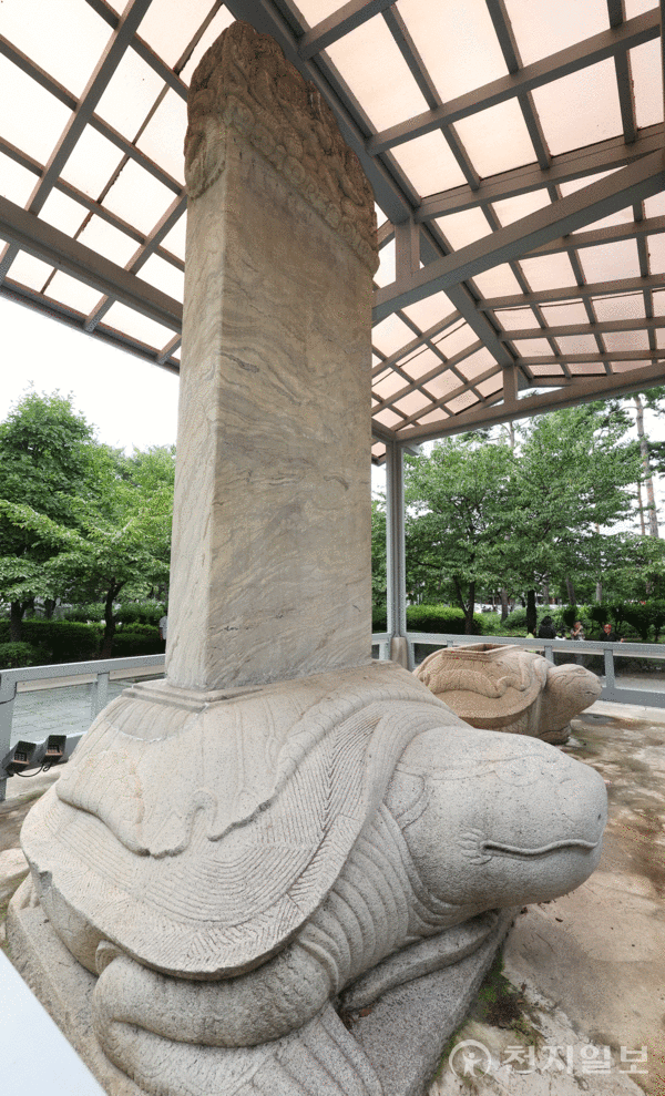 [사진=박준성 기자] 삼전도비는 거북 모양의 받침돌 위로 몸돌을 세우고 그 위에 머릿돌을 용 모양으로 장식했으며, 몸돌 앞면에는 청에 항복했던 상황과 청 태종 공덕을 칭송하는 내용을 만주문자(왼쪽)와 몽골문자(오른쪽)로 새겼다. 뒷면에는 한자로 남겨 놓았다. ⓒ천지일보 2024.07.29.