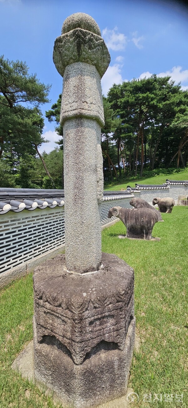 망주석은 봉분 좌우에 1개 씩 세웠다. 봉분을 찾는 표시 기둥의 구실을 한다고 한다. (제공: 이의준 왕릉답사가) ⓒ천지일보 2024.07.29.
