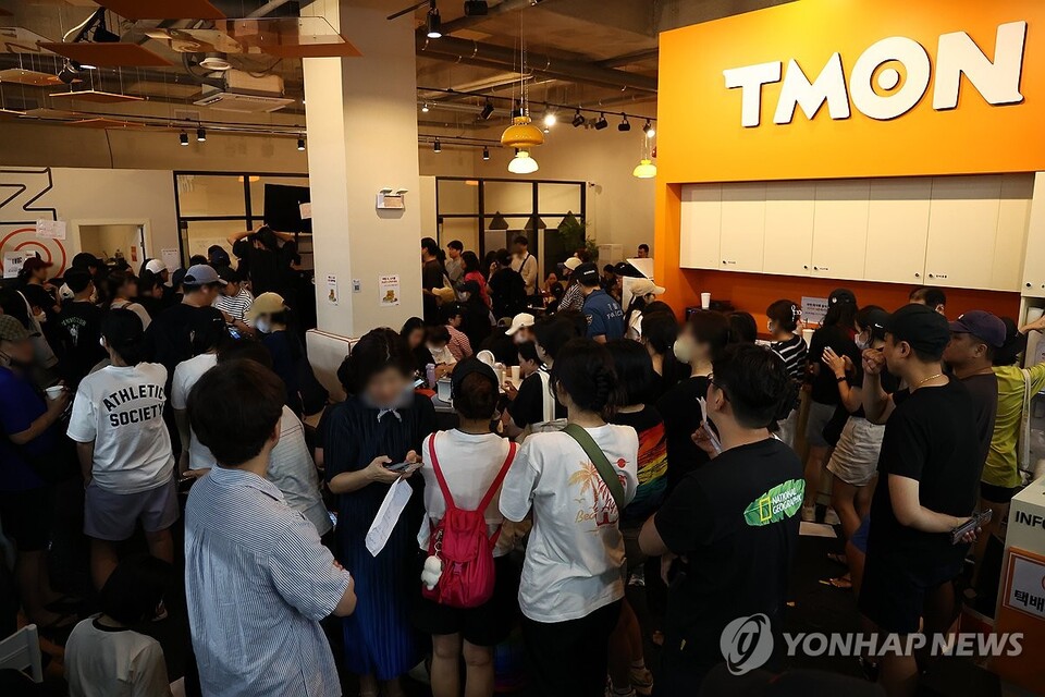 티몬·위메프 판매대금 정산 지연 사태가 이어진 26일 피해자들이 서울 강남구 티몬 입주빌딩에서 환불을 받기 위해 대기하고 있다. 2024.7.26. (출처: 연합뉴스)