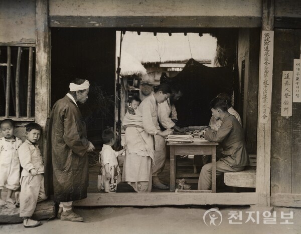 5.10 총선거가 실시되는 투표소 입구. 유권자의 신분을 확인하고 있다.(1948.5.10) ⓒ천지일보 2024.08.07.