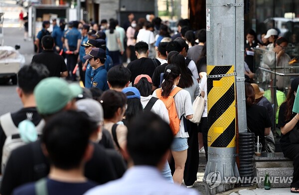 티몬·위메프 판매대금 정산 지연 사태가 이어진 26일 피해자들이 서울 강남구 티몬 입주빌딩에서 환불을 받기 위해 대기하고 있다. (출처: 연합뉴스)