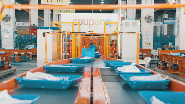 상품들이 오토소터에서 자동으로 배송 지역별로 분류되는 모습. (제공: 쿠팡)