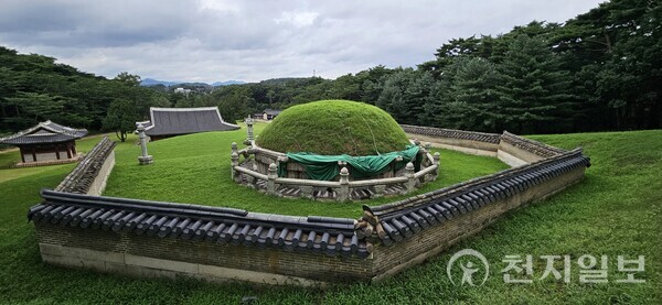 봉분을 보호하기 위해 동서북 3면을 둘러 쌓은 기와지붕의 담장이다. (제공: 이의준 왕릉답사가) ⓒ천지일보 2024.08.13.