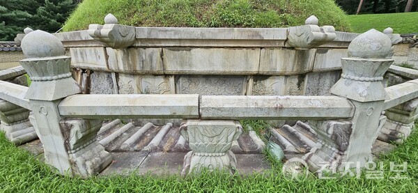 병풍석, 난간석, 면석이다. 병풍석은 봉분의 보호를 위해 봉분 하단을 12개의 면석으로 둘러쌌다. 난간석은 봉분을 둘러싼 돌로 된 난간이다. (제공: 이의준 왕릉답사가) ⓒ천지일보 2024.08.13.