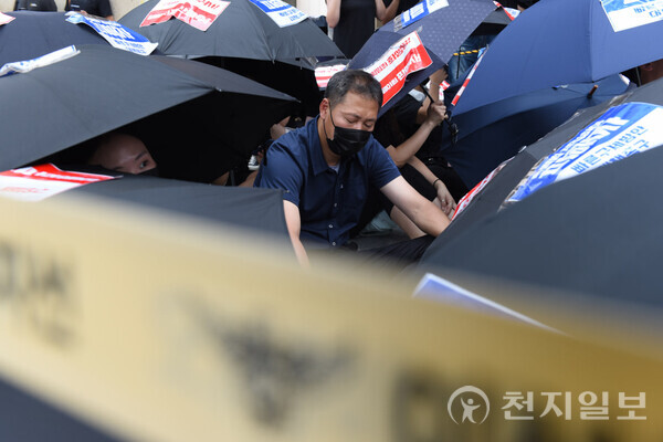 [천지일보=임현성 수습기자] 티몬위메프셀러단체는 13일 서울 강남구 신사동 아라지 빌딩 앞에서 집회를 연 가운데 한 셀러가 깊은 수심에 빠져있다. ⓒ천지일보 2024.08.13.