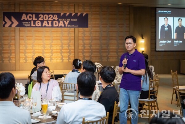 11일(현지시간)부터 16일까지 태국 방콕 컨벤션센터에서 열린 자연어처리 분야 세계 최고 권위의 학회인 ‘ACL 2024’에서 배경훈 LG AI연구원장이 ‘엑사원 3.0’과 ‘챗엑사원’을 직접 소개하고 시연한 뒤 질의응답을 하고 있다. (제공: LG) ⓒ천지일보 2024.08.16.