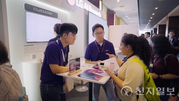 LG AI연구원이 11일(현지시간)부터 16일까지 태국 방콕 컨벤션센터에서 열린 자연어처리 분야 세계 최고 권위의 학회인 ‘ACL 2024’에서 ‘엑사원(EXAONE) 3.0’과 ‘챗엑사원(ChatEXAONE)’을 소개하고 있다. (제공: LG) ⓒ천지일보 2024.08.16.