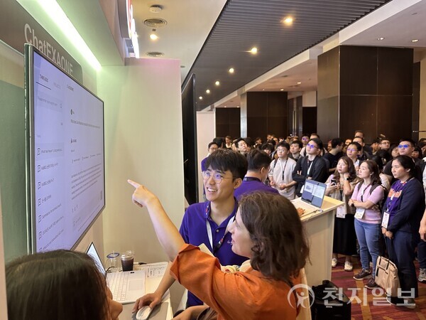 LG AI연구원이 11일(현지시간)부터 16일까지 태국 방콕 컨벤션센터에서 열린 자연어처리 분야 세계 최고 권위의 학회인 ‘ACL 2024’에서 ‘엑사원(EXAONE) 3.0’과 ‘챗엑사원(ChatEXAONE)’을 소개하고 있다. (제공: LG) ⓒ천지일보 2024.08.16.