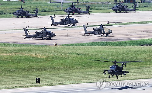한국과 미국이 유사시 한반도 방어를 위해 실시하는 정례 연합 훈련인 '을지 자유의 방패'(UFS·Ulchi Freedom Shield) 연습을 시작한 19일 경기도 평택시 캠프 험프리스에서 아파치 헬기가 이동하고 있다. (출처: 연합뉴스)