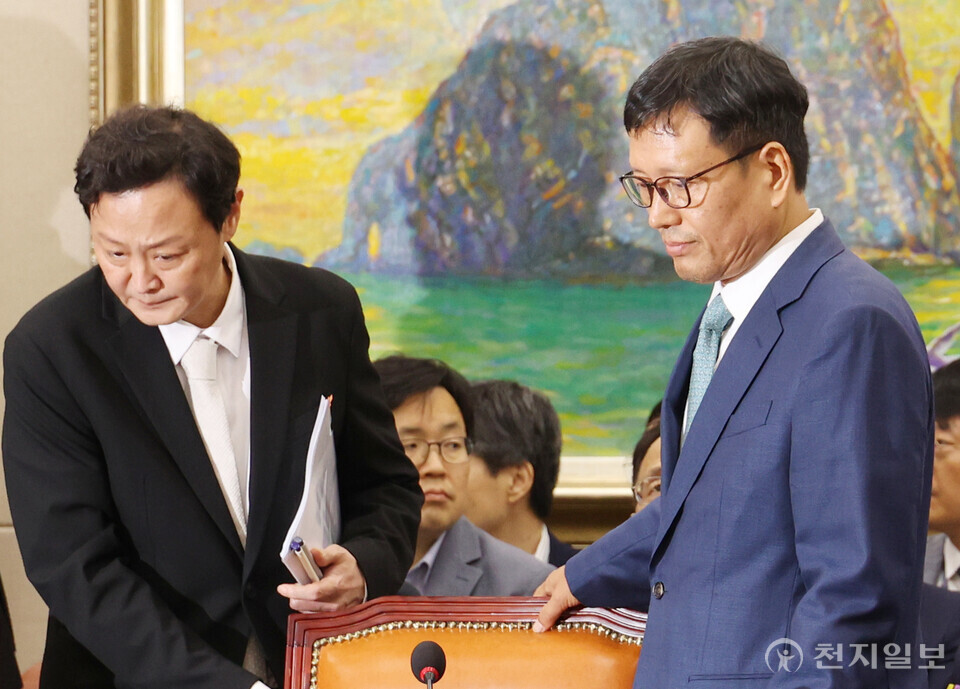 [천지일보=박준성 기자] 구영배(오른쪽) 큐텐 대표와 류광진 티몬 대표가 30일 오후 서울 여의도 국회에서 열린 티몬·위메프 미정산 사태 관련 정무위원회의 전체회의에 출석하고 있다. ⓒ천지일보 2024.07.30.