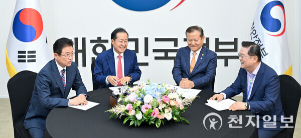 왼쪽부터 이철우 경북도지사, 홍준표 대구시장, 이상민 행정안전부장관, 우동기 지방시대위원장이 지난 6월 4일 서울시 종로구 정부서울청사에서 열린 대구·경북 통합 논의 관계기관 간담회에서 대구·경북 통합 추진방안을 논의하고 있다. (제공: 대구시) ⓒ천지일보 2024.08.27.