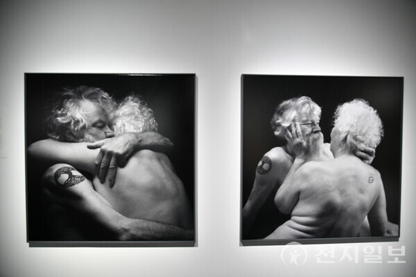 [천지일보 청주=김흥순 기자] Zone 5 국제 사진전이 열리는 청주 예술곳간이 27일 ‘아름다운 연인들: Beautiful Lovers - Paul Donker Duyvis’을 전시하고 있다. ⓒ천지일보 2024.08.27.