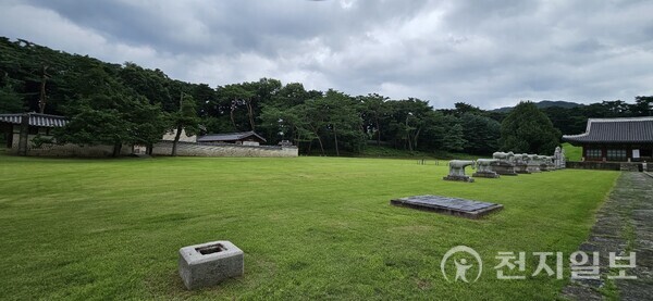 거석, 판위다. 다른 왕릉과 달리 거석(횃불을 거는 용도)이 있으며 판위와 함께 홍살문 안쪽의 향로 왼쪽에 놓여져 있다. (제공: 이의준 왕릉답사가) ⓒ천지일보 2024.08.28.