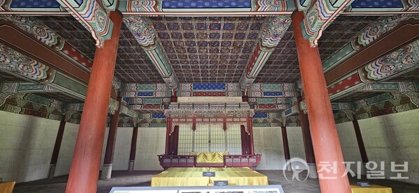 홍릉에는 침전 안에 임금이 앉는 어좌와 지붕이 있는 닫집(=당가), 계단이 있는 어탑이 설치돼 있다. (제공: 이의준 왕릉답사가) ⓒ천지일보 2024.08.28.