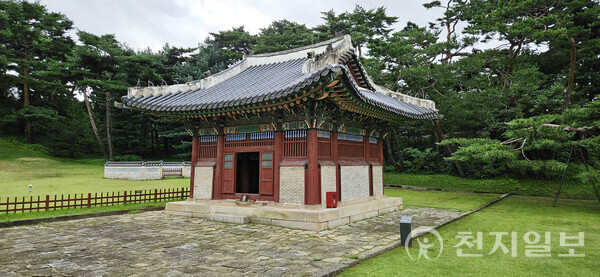 비각, 표석이다. 비각 안의 표석에 ‘대한’이라고만 적혀져 방치된 것을 홍릉참봉 고영근이 ‘대한고종태황제 홍릉 명성태황후 부좌’라고 새겨 일본 측과 마찰이 있었다. 고영근은 1903년 일본에서 명성황후를 시해한 우범선을 살해했다. (제공: 이의준 왕릉답사가) ⓒ천지일보 2024.08.28.