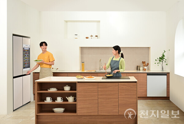 삼성전자 모델이 삼성전자 AI 가전을 체험하고 있다. (제공: 삼성전자) ⓒ천지일보 2024.08.29.