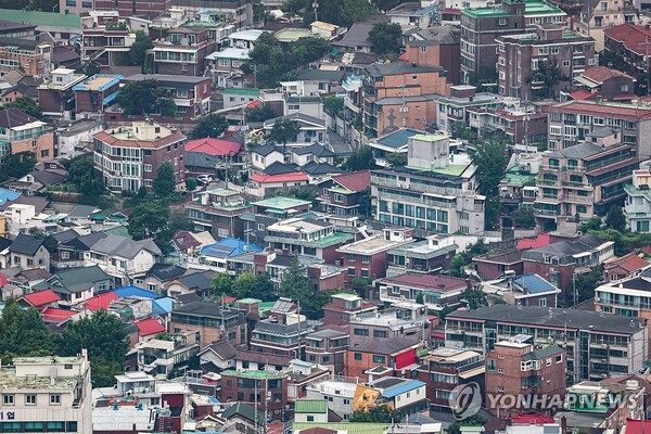 정부가 빌라로 대표되는 소형 비아파트에 대한 세제 혜택을 확대하고 청약 시 무주택으로 인정되는 비아파트 범위를 늘리는 등 최근 위축된 비아파트 수요·공급 활성화 방안을 발표한 8일 오후 서울 시내 빌라 등 주거단지의 모습. 2024.8.8. (출처: 연합뉴스)