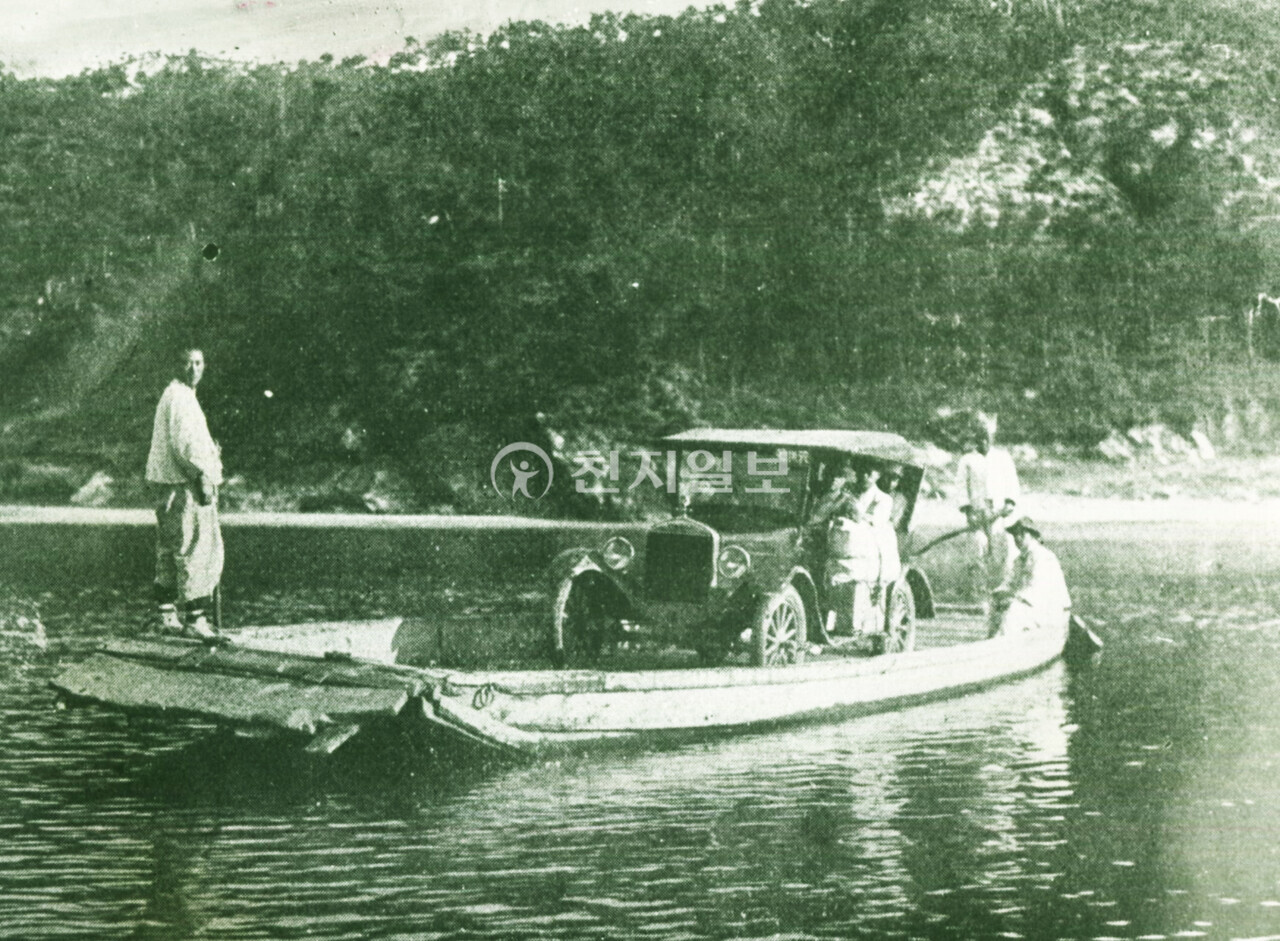 경북 금호강의 나룻배 (1910년). 큰 강이나 깊은 냇가 등에서 사람이나 짐을 건너편으로 이동시키는 교통수단의 하나인 나룻배다. 나루터는 규모에 따라 진(津) 또는 도(渡)라고 했으며, 이곳에 배치된 나룻배를 진선(津船) 또는 도선(渡船)이라고 불렀다. 사진은 자동차(美 포드사 모델T)를 배에 싣고 건너는 모습이다. 당시 나룻배는 사람이나 짐, 자동차 등을 실어 나르기도 했지만 주로 소와 같은 가축들을 반대편 기슭에 건네주는 역할을 했다. 강을 끼고 생활하는 사람들에게는 없어서는 안 될 운송수단이었다. (제공: 정성길 기록사진연구가) ⓒ천지일보 2024.09.16.