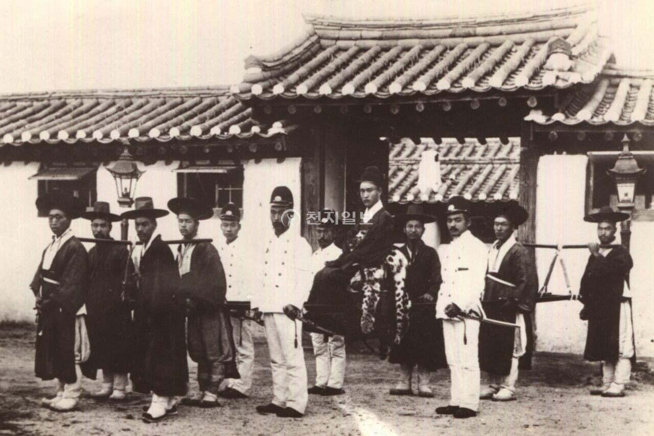 4인교 탄 병조 (1900년). 사인교는 가마의 한 종류로 앞, 뒤에 각각 두 사람이 메고 가는 형태다. 주로 판서와 같은 고위 관리가 타거나 혼례 시 신랑은 말을 타고, 신부는 가마를 탔다. 신랑, 신부가 모두 가마를 타기도 했다. 이때 신부의 가마에는 채색을 하거나 술을 달기도 하고, 잡기를 쫓기 위해 가마 위에 호랑이 가죽을 얹기도 했다. 사진 속 사인교에는 표범 가죽(보통 호랑이 가죽)이 깔린 것으로 보아 정2품 이상의 무관으로 보인다. 4인의 교군 외에도 단도를 찬 네 명의 호위병과 몇 사람의 수행원을 대동하고 있는 것을 알 수 있다. (제공: 정성길 기록사진연구가) ⓒ천지일보 2024.09.16.