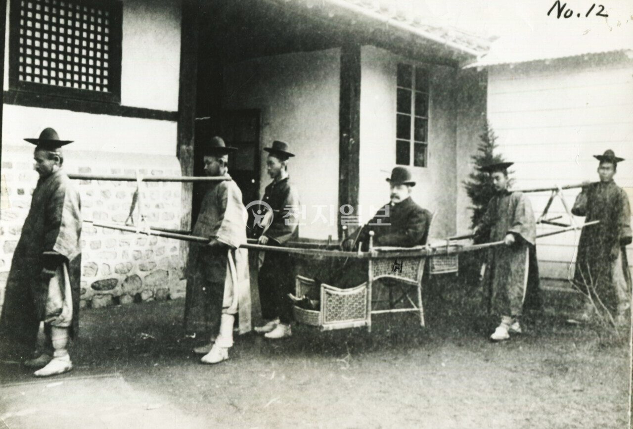 미국 푸트공사 등청(1886년). 1833년 5월 12일 초대 미국전권 공사(주한미국공사) 푸트((Lucius H. Foote, 1826~1913)가 입국했다. 이는 조미수호통상조약에 따른 것으로 조약의 체결은 1882년 5월 22일, 비준은 1883년 1월 9일 이뤄졌다. 푸트공사의 통역은 윤치호가 맡았다. 푸트는 고종을 배알하는 자리에서 미국 대통령 체스터 아서가 사절단 파견을 환영한다는 의향을 전했고 고종은 여기에 동의했다. 이에 따라 조선정부는 1883년 7월 미국에 보빙사(報聘使, 報聘은 답례로서 외국을 방문하는 일)를 파견했다. 사진은 4인교 가마를 탄 푸트공사가 등청하는 모습이다. 사람의 무게에 긴 끌채(가마채)가 휘어져 있다. (제공: 정성길 기록사진연구가) ⓒ천지일보 2024.09.16.