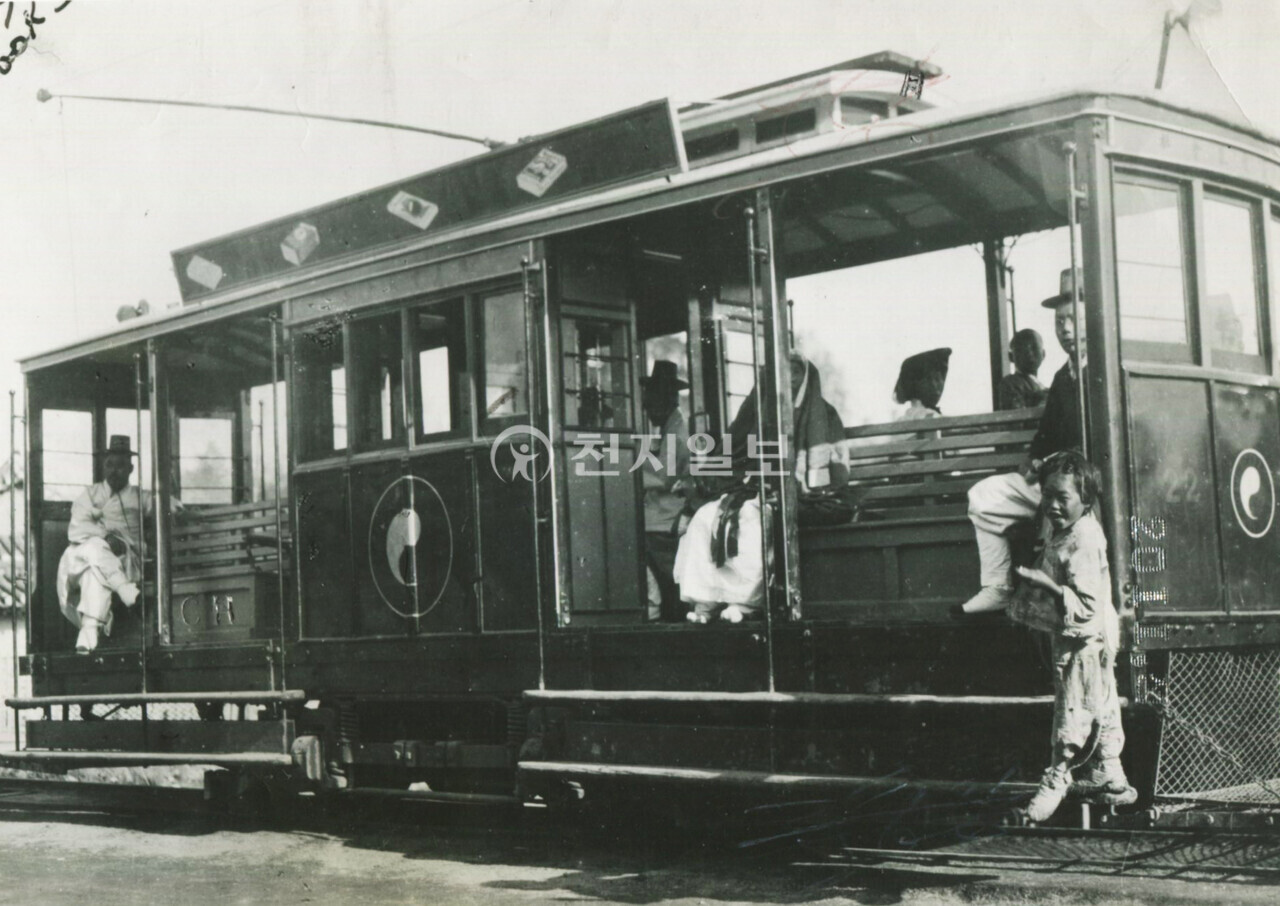 종로 전차 대기소(1903년). 전차는 이같이 남자와 여자의 좌석(좌측 남자, 우측 여자)이 구분되기도 했다. 중앙 칸막이에는 양반들만 탈 수 있었는데 지금으로 말하면 특실과 같다. 남녀 좌석의 구분은 당시 풍습에 따라 자연발생적으로 생겨난 것으로 보고 있다. 개통 초기에는 극심한 가뭄과 5~6세의 어린이가 전차에 치여 죽는 사건도 발생하자 이에 흥분한 시민들이 전차에 불을 지르기도 했다(독립신문 1899년 5월 27일자 기록). (제공: 정성길 기록사진연구가). ⓒ천지일보 2024.09.16.