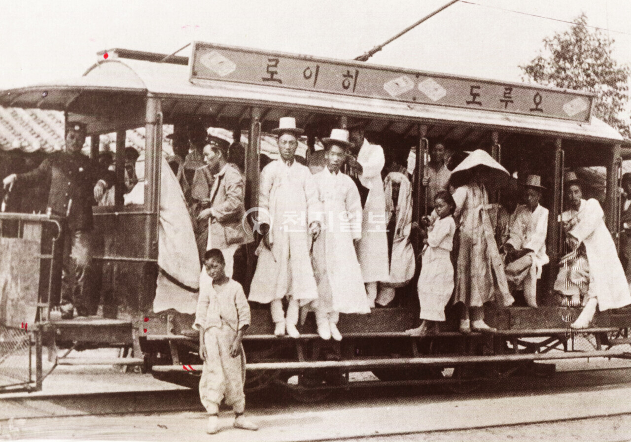 시민의 발 한성전차(1904년). 사진은 남대문 전차다. 전차는 1899년부터 1968년까지 운행했다. 동대문과 흥화문(옛 서울고교 자리) 구간 개통된 것이 처음이다. 개통 초기에는 교통수단보단 진기한 체험을 해보려고 타는 사람들이 많았다. 이 전차를 타기 위해 일부러 지방에서 올라오는 사람도 있었고, 온종일 전차를 타는 이도 있었다. 1900년대 초에는 정류장이 없어 손을 들기만 하면 태웠다. 사진을 보면 전차 지붕에 광고판도 등장했는데 은단이나 캐러멜 등이 광고판을 장식했다. (제공: 정성길 기록사진연구가) ⓒ천지일보 2024.09.16.