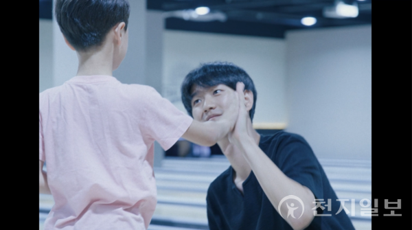 KT가 지난달 30일부터 KT 소리찾기 사업 수혜자의 감동적인 성장 스토리를 담은 영상 광고 ‘소리찾기-꿈품교실’편을 선보였다고 1일 밝혔다. 사진은 KT그룹 브랜드 캠페인 광고 스틸컷. (제공: KT) ⓒ천지일보 2024.09.01.