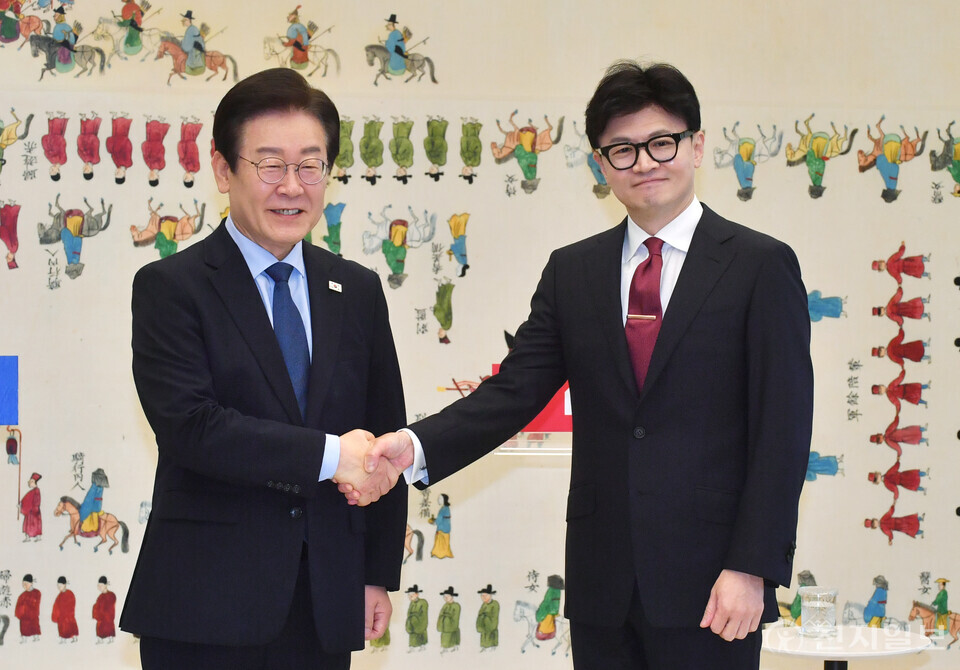 [천지일보=박준성 기자] 국민의힘 한동훈 대표와 더불어민주당 이재명 대표가 1일 오후 서울 여의도 국회에서 열린 국민의힘-더불어민주당 당대표 회담에 앞서 악수를 하고 있다. ⓒ천지일보 2024.09.01.