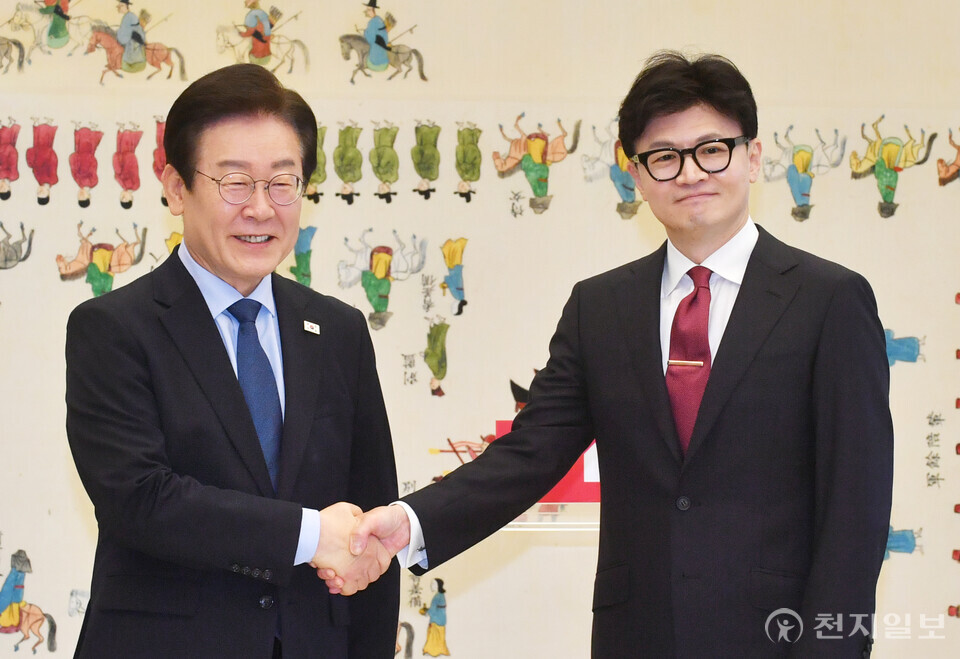 [천지일보=박준성 기자] 국민의힘 한동훈 대표와 더불어민주당 이재명 대표가 1일 오후 서울 여의도 국회에서 열린 국민의힘-더불어민주당 당대표 회담에 앞서 악수를 하고 있다. ⓒ천지일보 2024.09.01.