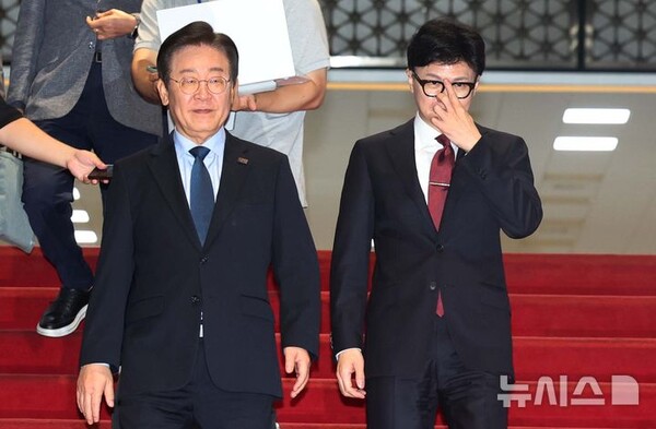 한동훈 국민의힘 대표와 이재명 더불어민주당 대표가 1일 서울 여의도 국회에서 열린 국민의힘-더불어민주당 당 대표 회담을 마치고 함께 이동하고 있다. 2024.09.01 (출처: 뉴시스)