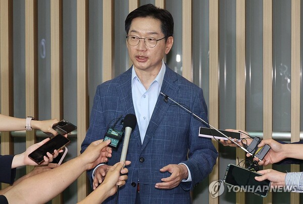 김경수 전 경남도지사가 14일 인천공항에서 출국 전 기자들의 질문에 답하고 있다. 영국에서 유학 중인 김 전 지사는 노무현 전 대통령 추도식 참석을 위해 잠시 귀국했다. (출처: 연합뉴스)