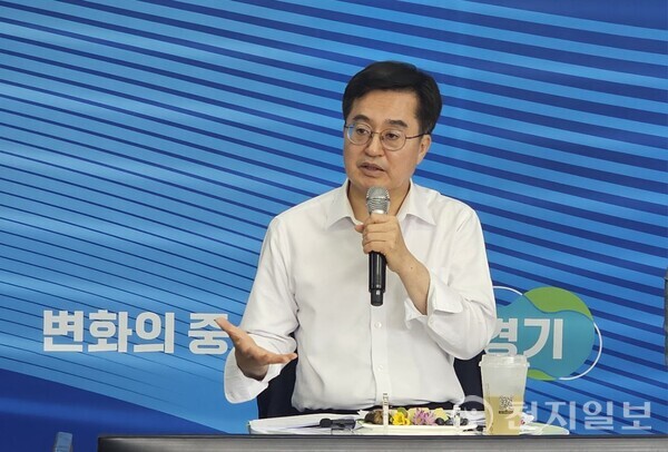 [천지일보 경기=이성애 기자] 김동연 경기도지사가  14일 도담소(옛 도지사 공관)에서 열린 민선 8기 후반기 중점과제 발표 기자회견에서 기자들의 질의에 답하고 있다. ⓒ천지일보 2024.08.14.