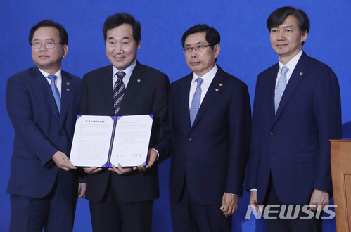 21일 서울 종로구 정부서울청사 별관 국제회의장에서 열린 '검·경 수사권 조정 관련 담화 및 서명식'에서 참석자들이 합의문 서명 뒤 기념촬영을 하고 있다. 왼쪽부터 김부겸 행정안전부 장관, 이낙연 국무총리, 박상기 법무부 장관, 조국 청와대 민정수석. 2018.06.21. (출처: 뉴시스)