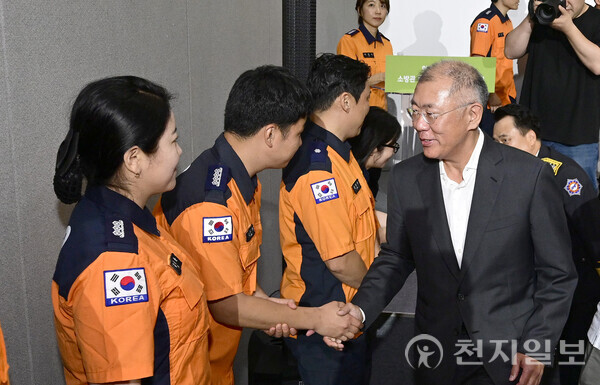 현대자동차그룹이 지난 7월 27일 제주도 제주시 구좌읍 행원 수소 수정해 실증단지 내 CFI(Carbon Free Island, 탄소 없는 섬) 에너지미래관에서 ‘소방관 회복지원 수소버스 전달식’을 개최했다. 사진은 정의선 현대차그룹 회장이 소방관들과 악수하며 인사하는 모습.. ⓒ천지일보 2024.09.02.