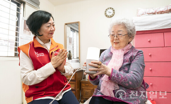 SK텔레콤이 1인 고립위험 가구를 위한 AI 기반 돌봄 서비스도 운영 중이다. 사진은 서울 성동구의 한 가정에서 AI 돌봄 서비스를 이용하는 모습. (제공: SK텔레콤) ⓒ천지일보 2024.09.02.