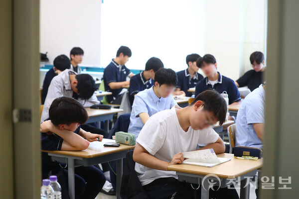 [천지일보=남승우 기자] 2025학년도 수능 대비 6월 전국연합학력평가가 시행된 4일 서울 용산구 용산고등학교 학생들이 시험 준비를 하고 있다. (사진공동취재단)ⓒ천지일보 2024.06.04.
