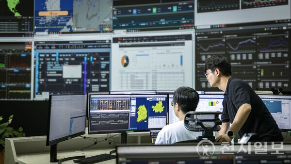 SK텔레콤 직원들이 상황실에서 전국의 데이터 트래픽 전송 상황을 모니터링하고 있다. (제공: SK텔레콤) ⓒ천지일보 2024.09.03.