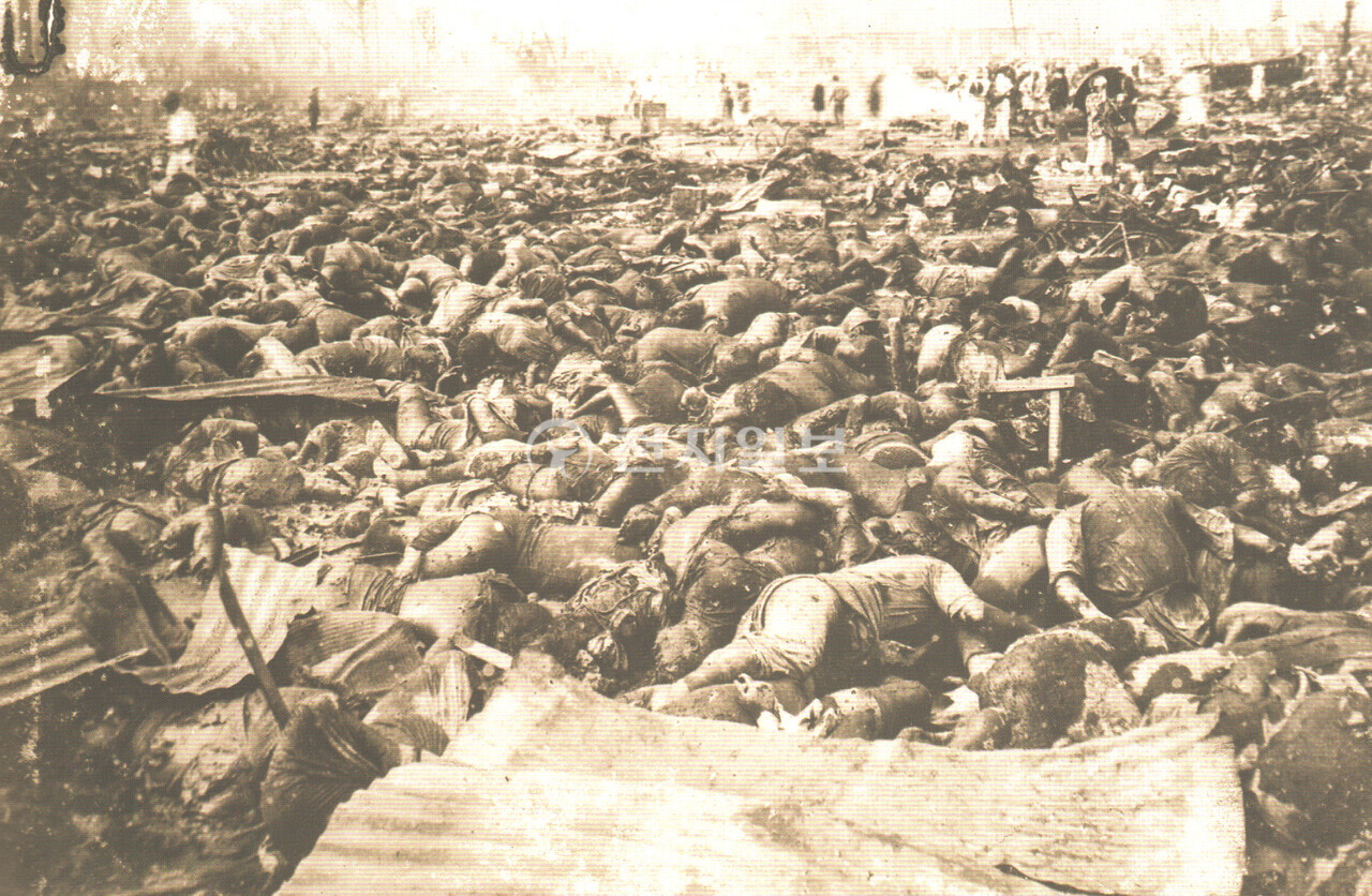 관동대지진 대학살 현장(1923년). ​​​​​이렇게 많은 시신들이 어떻게 한자리에 모였는지 이러한 의혹부터 규명돼야 할 것이다. 일본 자경단에 의해 살해돼 넓은 공터로 이송돼 온 것이다. 이같이 집단으로 죽을 수 있는 것은 집중 학살 아니고선 법의학적으로도 의혹을 풀 수 없는 장면이다. 또한 장례문화가 발달한 일본은 자국민이라면 이같이 시신을 방치해두지 않는다. (제공: 정성길 기록사진연구가) ⓒ천지일보 2024.09.03.