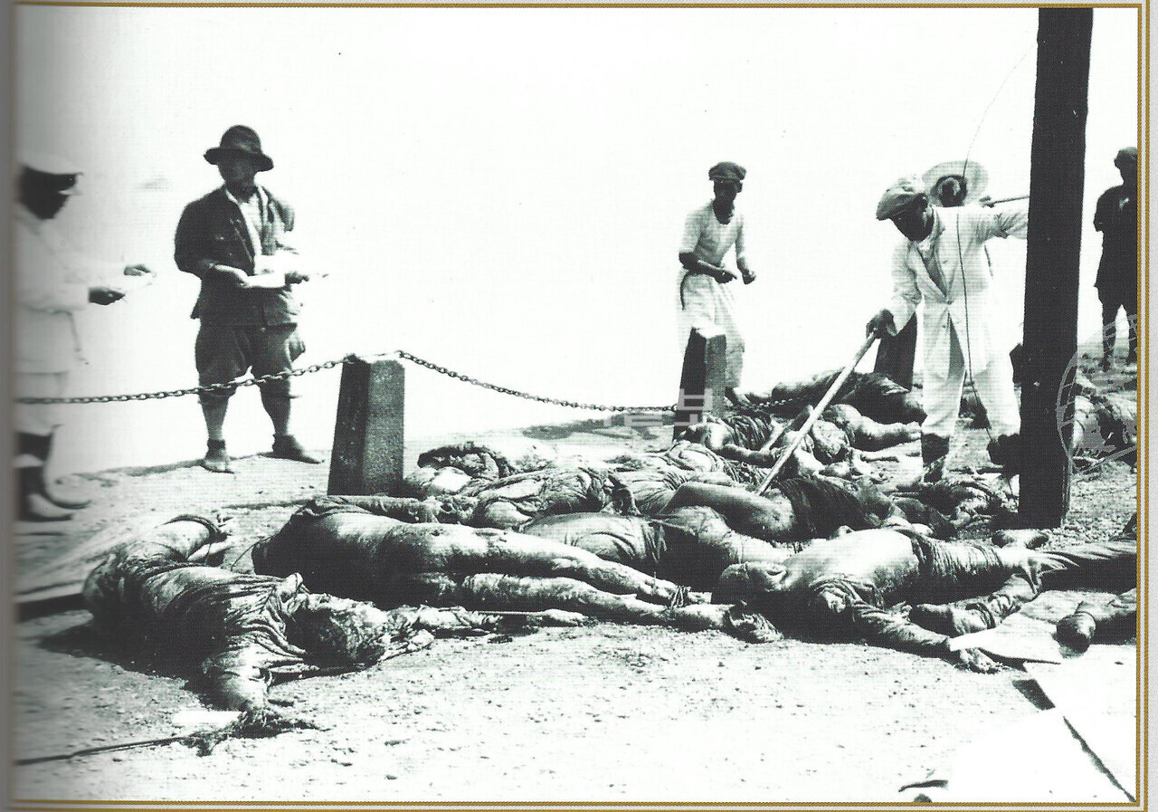 관동대지진 학살 후 만행(1923년). 일본 고등형사가 학살로 죽은 여성 시신의 음부를 대나무 막대기로 찔러보고 있는 모습이다. 지진과는 상관없는 해안가 뚝길에서 학살과 만행이 있었음을 입증하는 사진이다. 지진 속에서도 그들의 만행이 드러났고, 여성 시신에 다시 악랄한 행위를 하고 있는 모습을 볼 때 성추행으로 단죄를 받아야 할 행동이다. (제공: 정성길 기록사진연구가) ⓒ천지일보 2024.09.03.