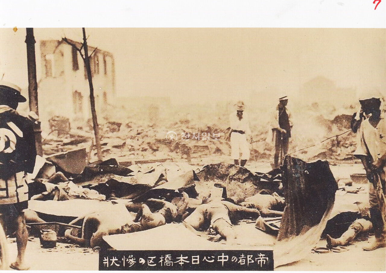 시체에 소변 만행(1923년). 학살 현장에 일본 자경단들이 조사하고 있는데 우측에 한 명이 시신 위에 소변을 보고 있는 만행 장면이다. 만약 지진으로 희생된 자국민 시신이라면 이 같은 행동을 하지 못하며, 죄책감 없이 이 같은 행동이 가능한 것은 결국 학살한 시신이기 때문이라는 것을 방증하는 사진인 셈이다. 일본의 장례문화에서는 시신을 방치하거나 함부로 대하지 않는다. (제공: 정성길 기록사진연구가) ⓒ천지일보 2024.09.03.