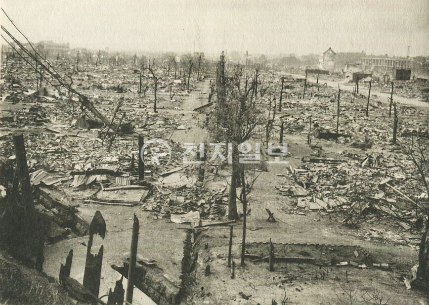 폐허가 된 도쿄시(1923년). 지진으로 인해 도쿄시의 건물 대부분이 무너지면서 폐허가 된 모습이다. 지진이 얼마나 강했는지 가늠할 수 있다. (제공: 정성길 기록사진연구가) ⓒ천지일보 2024.09.03.