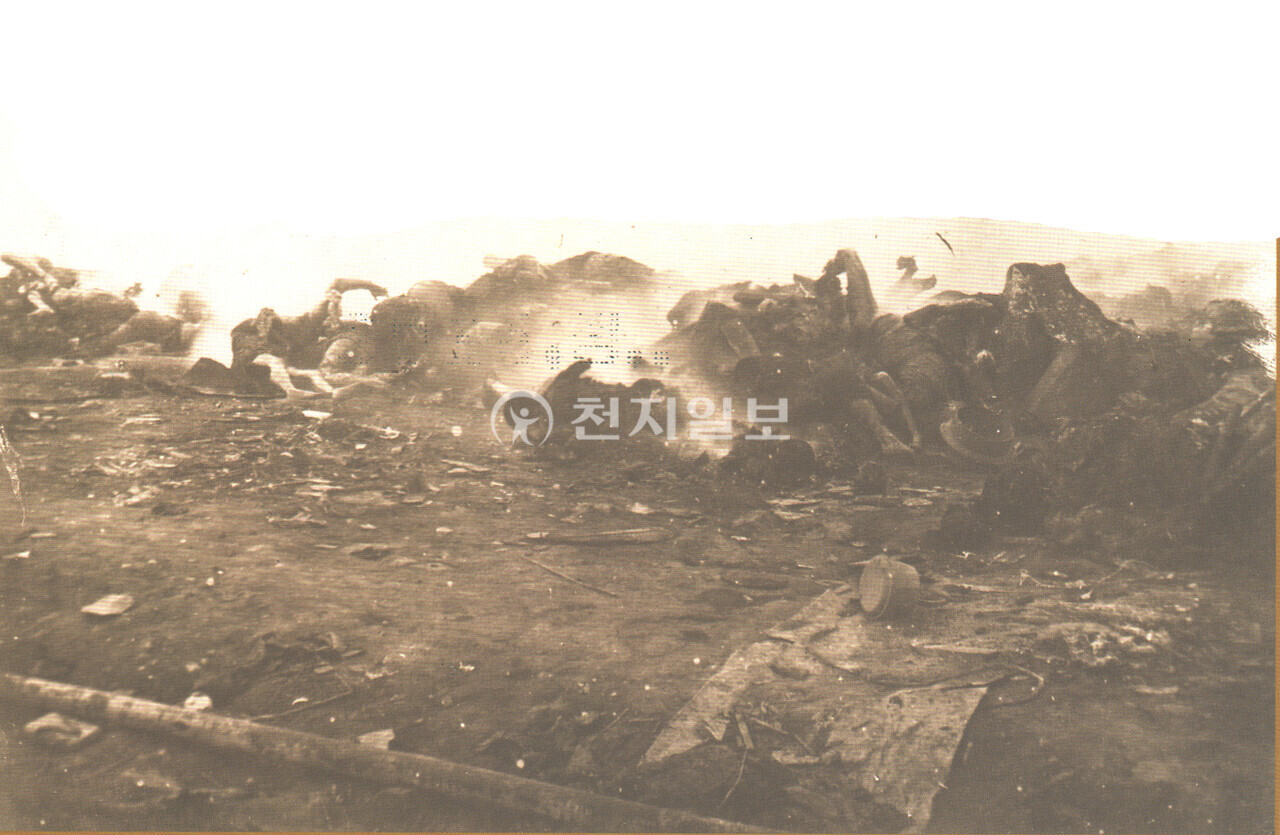 인간소각장 참상(1923년). 해안가 넓은 공터에 만행으로 살해된 시신을 이곳으로 옮겨 소각하고 있는 현장이다. 쓰레기처럼 시신을 소각하고 있는 이런 장면을 보고 어느 누가 일본 자국민이라 하겠는가. (제공: 정성길 기록사진연구가) ⓒ천지일보 2024.09.03.