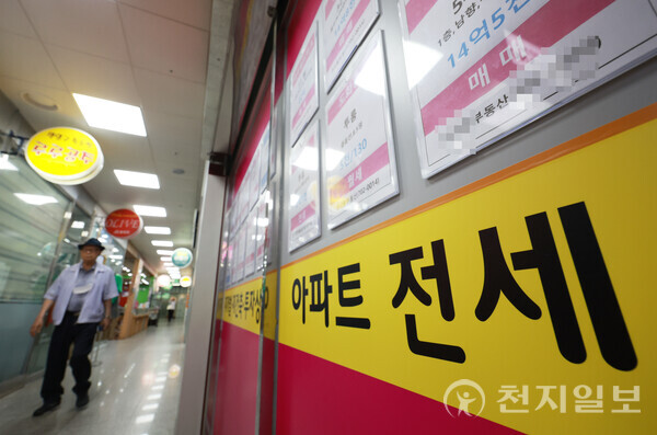 [천지일보=남승우 기자] 서울 아파트의 3.3㎡당 평균 전셋값이 2400만원을 넘어섰다. 8일 KB부동산의 주택가격 통계에 따르면 지난 7월 서울 아파트 3.3㎡당 전세 평균 가격은 2417만원으로 집계됐다. 이는 지난해 7월에 비해 176만원 오른 것으로, 지난 2022년 12월 이후 1년 7개월 만에 평당 2400만원을 웃돌았다. 이날 서울 시내의 한 공인중개사무소에 매물정보가 게시돼 있다.ⓒ천지일보 2024.08.08.