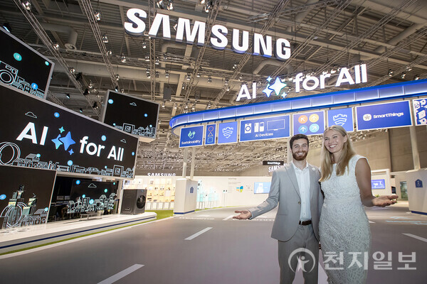 오는 6일부터 10일(현지시간) ‘IFA 2024’가 열리는 독일 베를린 ‘메세 베를린’의 ‘시티큐브 베를린’에 위치한 삼성전자 전시관 입구에서 삼성전자 모델이 전시 주제인 ‘모두를 위한 AI’를 소개하고 있다. (제공: 삼성전자) ⓒ천지일보 2024.09.05.