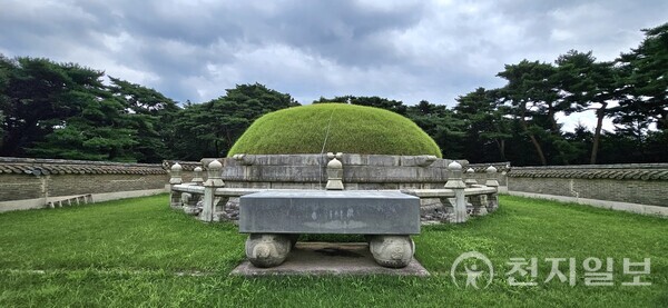 유릉은 조선왕릉에서 유일하게 하나의 봉분에 황제와 두 황후가 합장돼 있다. (제공: 이의준 왕릉답사가) ⓒ천지일보 2024.09.08.