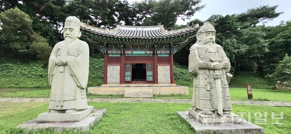 비각과 표석이다. 비각에는 1개의 표석이 있는데 1966년 순정황후가 세상을 뜨고 2년 후 새로 제작했다. 표석의 우측에 세로로 ‘대한’ 앞면에 세로로 ‘순종효황제유릉 순명효황후부좌 순정효황후부우’라고 적었다. (제공: 이의준 왕릉답사가) ⓒ천지일보 2024.09.08.