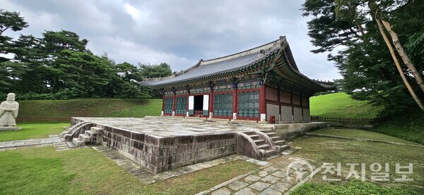 정자각 대신 들어선 침전에는 다른 조선왕릉과 달리 정면에 3개의 계단이 있으며, 측면에는 다른 왕릉처럼 2개의 계단이 설치돼 있다. (제공: 이의준 왕릉답사가) ⓒ천지일보 2024.09.08.