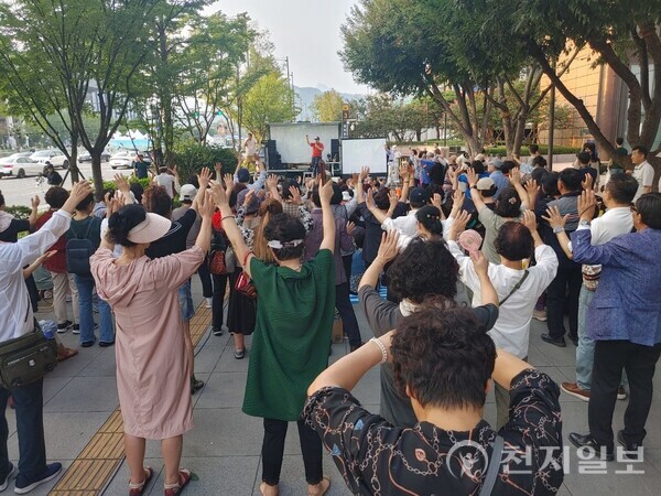 지난 주말 서울 광화문 인근에서 열린 ‘시더스를 위한 애국 보혈 찬양 집회’ 에서 휴스템코리아 피해자들이 두 손을 들고 기도하고 있다. ⓒ천지일보 2024.09.11.